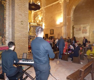 Violín y piano en iglesia