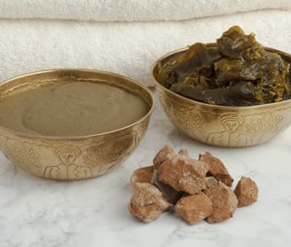 Savon noir et Rhassoul dans des récipients traditionnels en cuivre