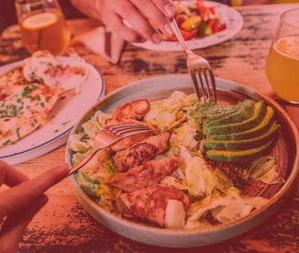 Alimentação saudável pessoas comendo