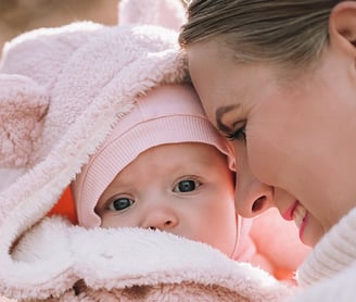 mamos ir vaiko fotosesija pavasarį Vilniuje sakūrų sode