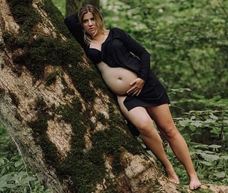 nėšiosios fotosesija miške nuogu pilvuku