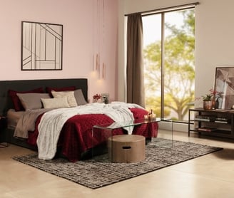 um quarto com uma cama e uma cadeira