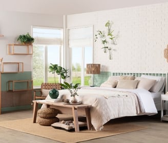 um quarto com uma cama e uma mesa com um vaso