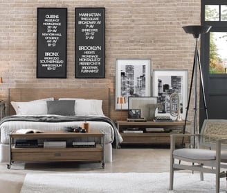 um quarto com uma cama e uma cadeira
