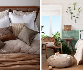 uma cama com travesseiros e travesseiros e travesseiros
