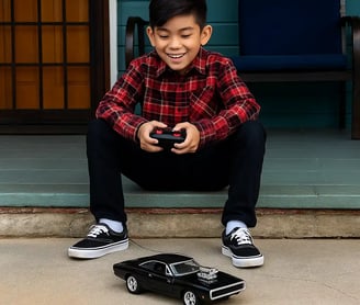 niño jugando con un carro Dodge a control remoto