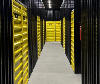 Interior da empresa MEU BOX Self Storage em Goiânia, estrutura segura para guardar estoque.