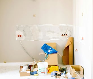 una habitación con muchas cajas y cajas de suministros