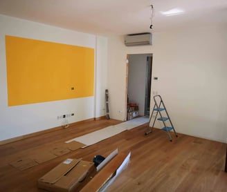 una habitación con una escalera y una escalera