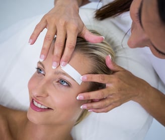 Woman getting her Eyebrows Waxing in Katy TX