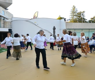 people dancing