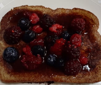 French toast with berries