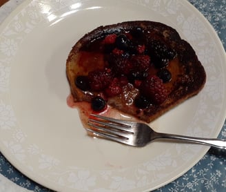 toast with berries