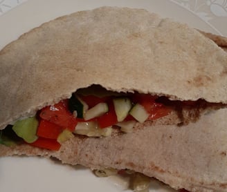 tuna and tomato cucumg=ber in pita