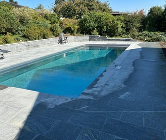 Aussenpool_Natursteinboden_gartenpflege
