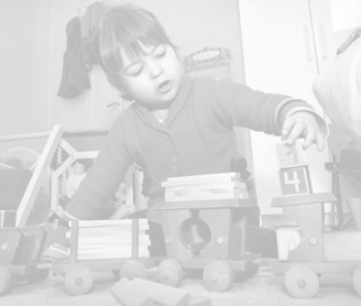 un efant joue avec des jouets en bois