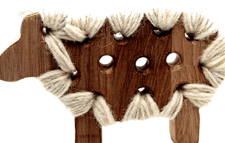 Figurine en bois et laine pour développer la motricité fine des enfants