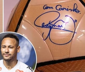 Bola autografado de Neymar
