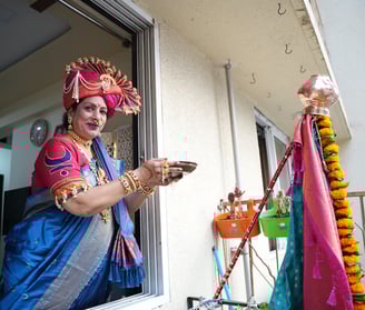 woman in a traditional maharashtian outfit praying to gudi in girgaon gudipadwa shobhayatra 2025