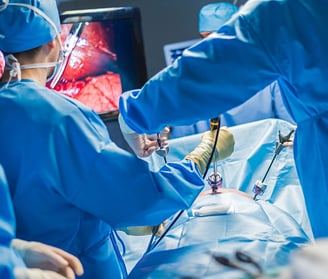 medici effettuando intervento in laparoscopia