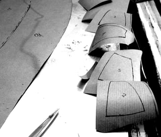 Bespannung für Lampenschirm Planung Schnittmuster Einzelteile nummerieren Papier Schere
