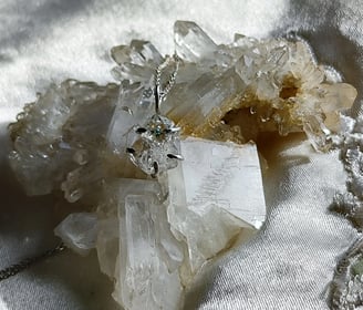 a crystal quartz quartz crystal crystal quartz quartz quartz quartz quartz quartz quartz quartz quartz quartz
