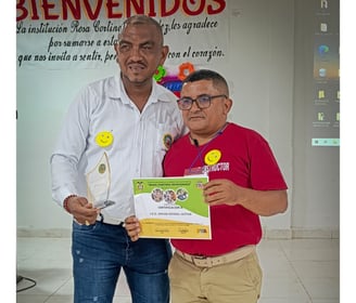 Entrega de reconocimiento y distinción por nuestra participación en el Foro.