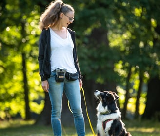 Antonia und Hund blicken sich an – achtsamer Spaziergang für Verbindung und Präsenz