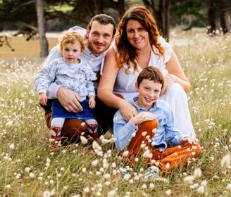 Portrait de la vidéaste de mariage avec sa famille, entre professionnalisme et authenticité