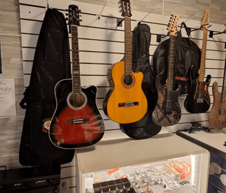 Guitarras expostas na loja do Studio Brothers em Porto Alegre