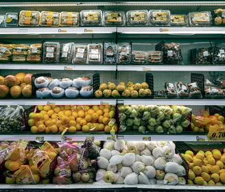 Fresh fruits displayed on supermarket shelves represent an optimized stock layout driven by AI-power