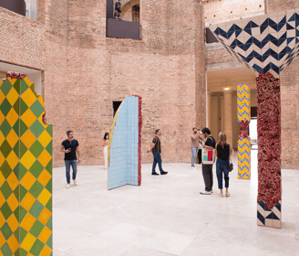 Mural com padrões de azulejos e fragmentos de carne.