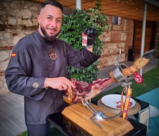 Imagen de Adrián Laynez cortando jamón