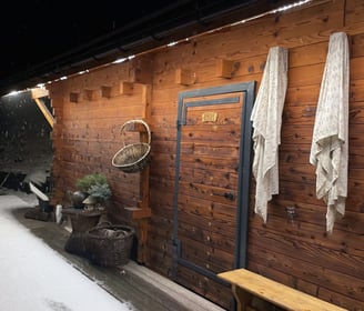Bel eclairage nocturne du sauna sibérien des Gardannes.