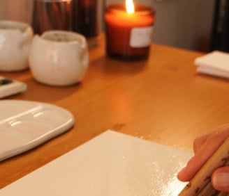 Ambiente sensorial com o brilho da água no papel