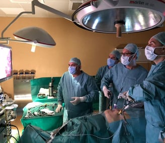 dr casuscelli in sala operatoria operando in laparoscopia