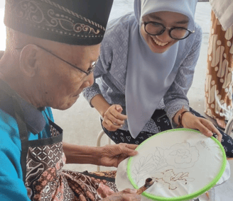 batik with elderly, kegiatan demensia, dementia care, bright dementia
