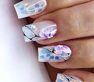 Uñas de flores con efecto acuarela
