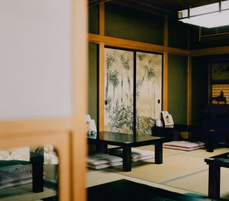 Antiquités japonaises traditionnelles exposées dans une pièce en tatami à Kurume