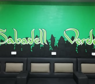 Graffiti mural en pared interior de Asociación cannábica. Madrid, Tarragona