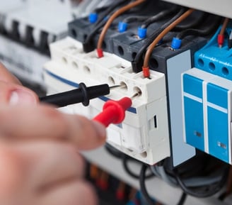 Image électriciens qui répare