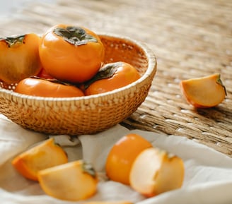 schaaltje met hierin kaki fruit