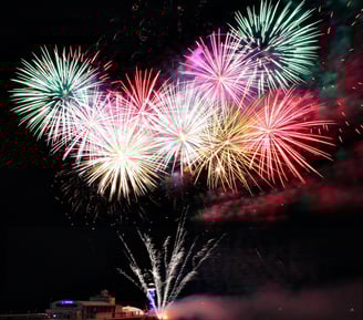 donkere achtergrond met vuurwerk 
