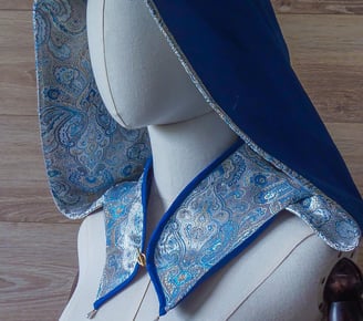 capuche bleue aux motifs royaux créée de façon artisanale