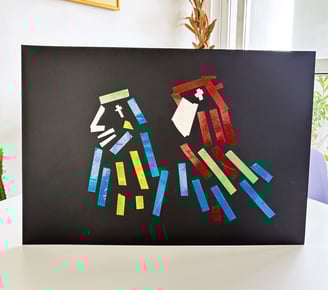 Imagem da obra de arte araras, o desenho de duas araras, uma vermelha e outra azul sobre fundo preto.