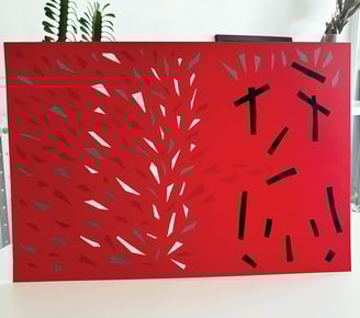 imagem da obra feita de fitas isolante de cores branca, prata, vermelha e preta sobre papel de fundo vermelho.