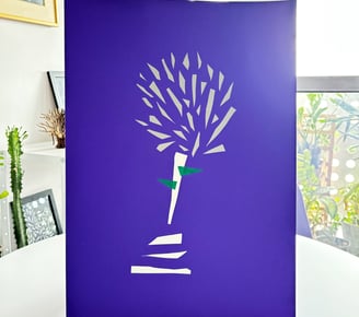 arte de fitas adesivas prata, branca e verde sobre papel roxo.