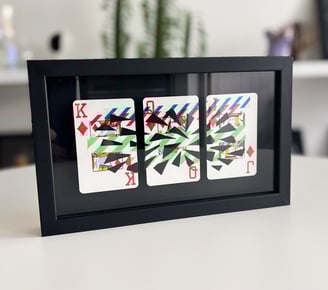 foto da arte contemporânea feita com fitas adesivas, seladora e washi tape sobre cartas de rei, rainha e valete de paus.