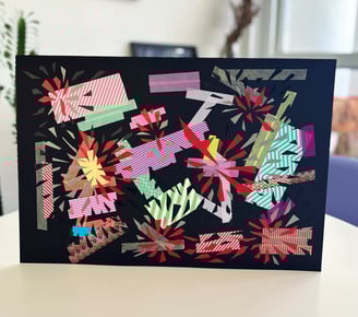 imagem da obra de arte contemporânea feita de fitas adesivas, washi tape e fita isolante sobre fundo preto.