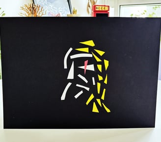 arte contemporânea feita de fitas isolante e washi, formando um homem de cabelo amarelo e olho vermelho sobre fundo preto.